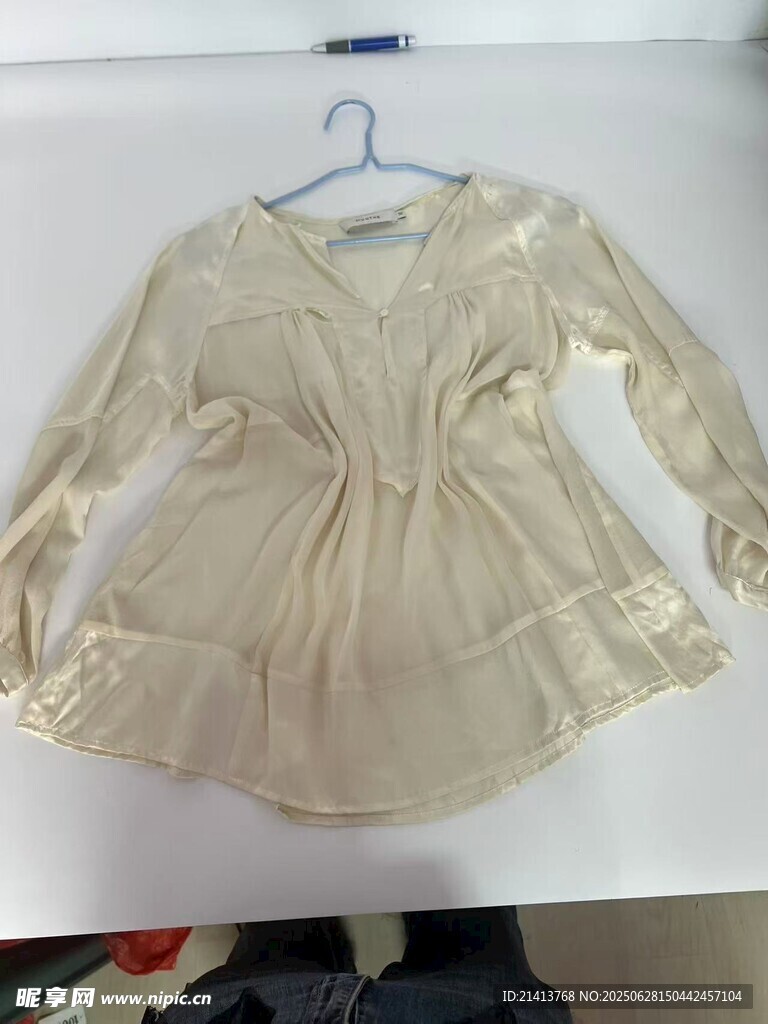 米色蕾絲長袖上衣展示