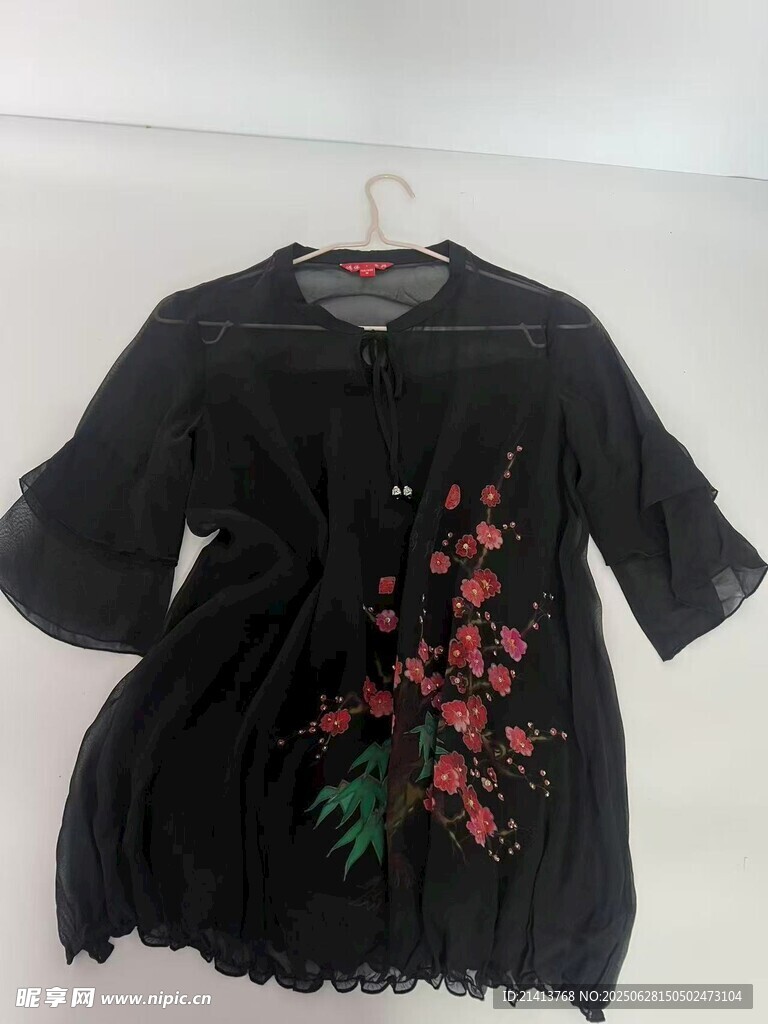 黑色刺繡短袖上衣