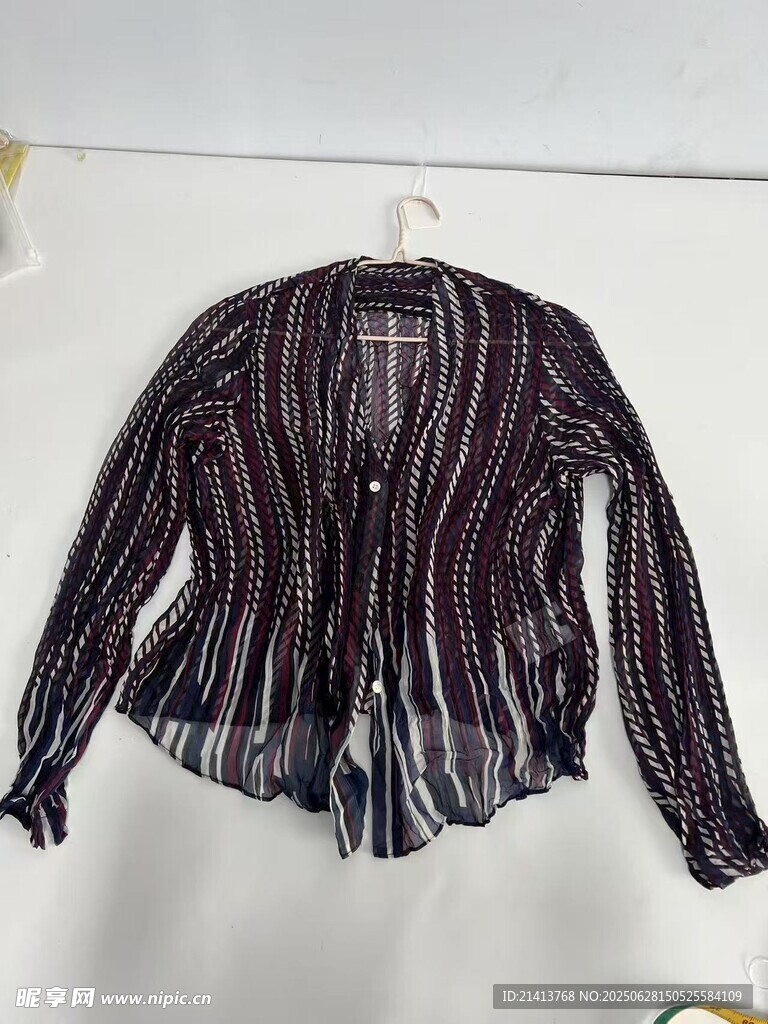 條紋透視長袖上衣展示