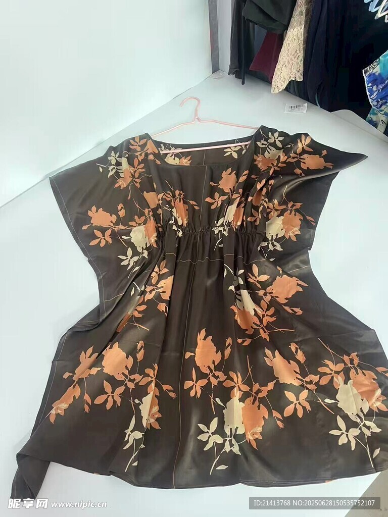 黑色印花短袖上衣展示