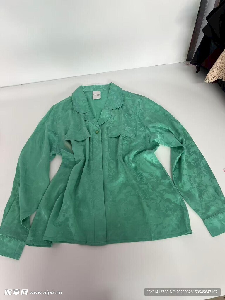 綠色長(zhǎng)袖襯衫展示