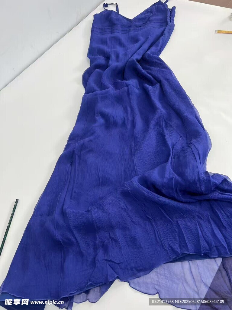 藍色飄逸吊帶連衣裙