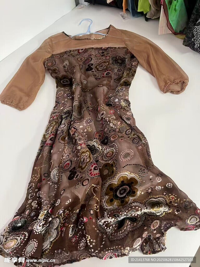 復(fù)古花紋長袖連衣裙展示