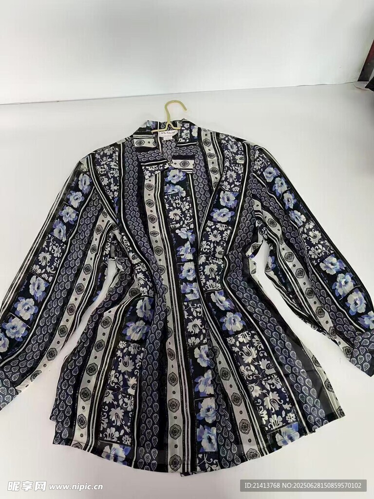 復(fù)古花紋長袖連衣裙