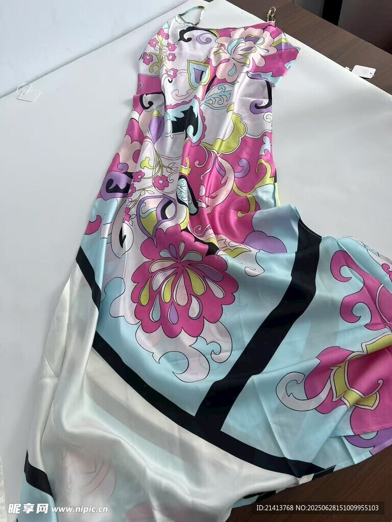 印花吊帶裙時(shí)尚服飾展示