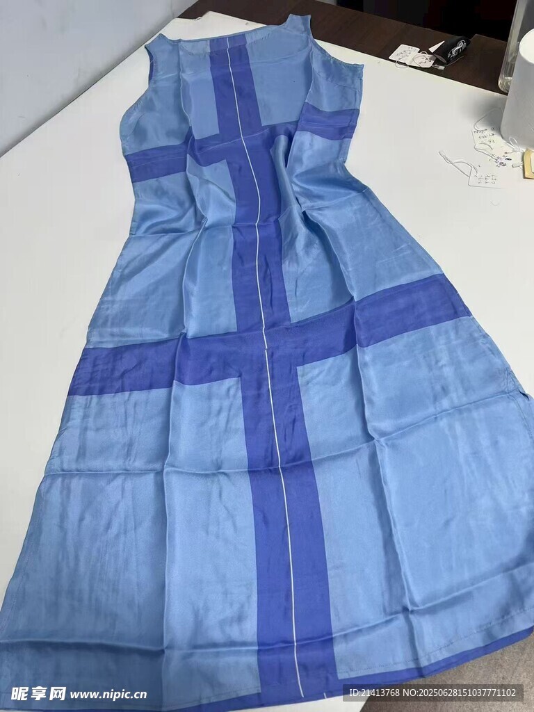 藍色條紋連衣裙展示