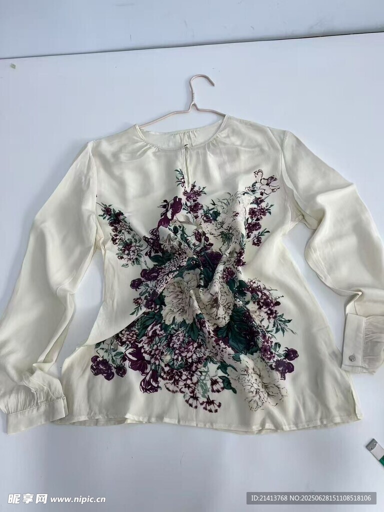 白色刺繡花卉長袖上衣