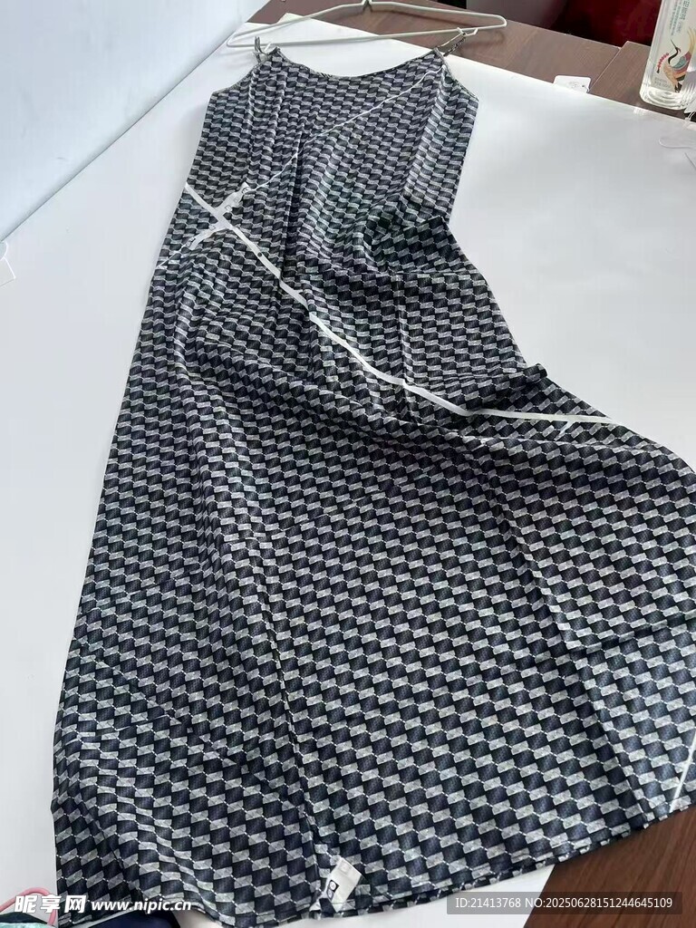 黑白波點(diǎn)長裙平鋪展示