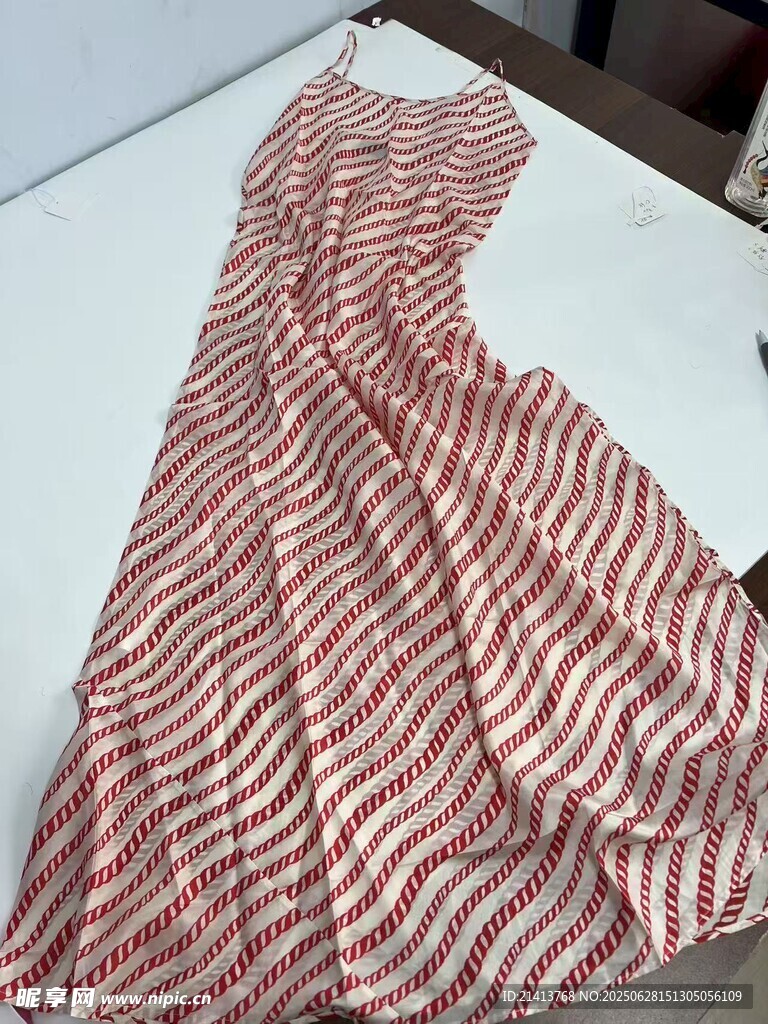 紅白條紋長款連衣裙展示