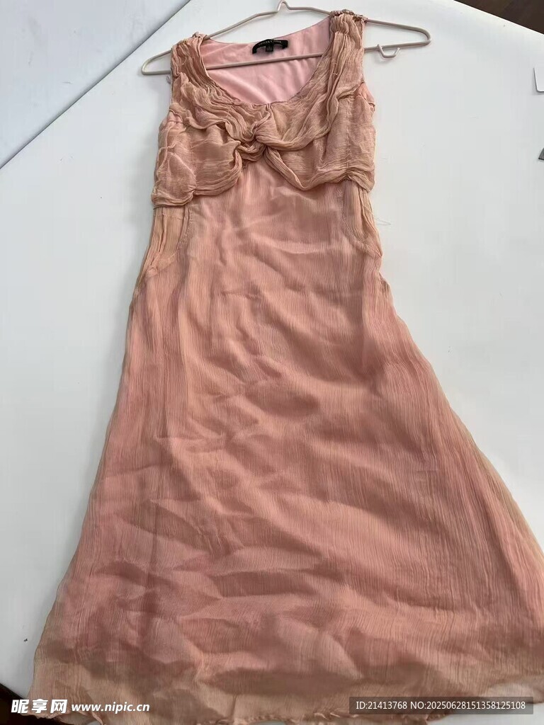 粉色吊帶蕾絲連衣裙展示