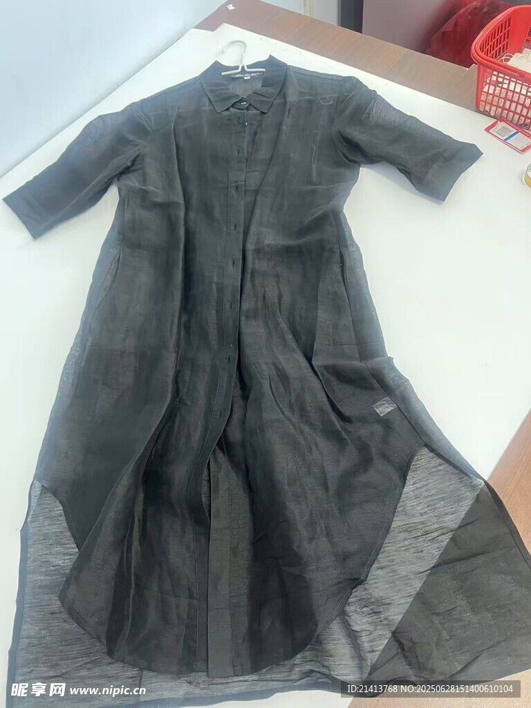 長款灰色開衫服飾展示