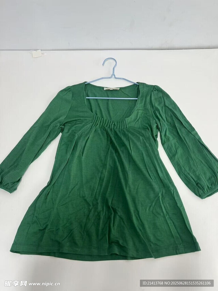 綠色長(zhǎng)袖連衣裙掛拍展示