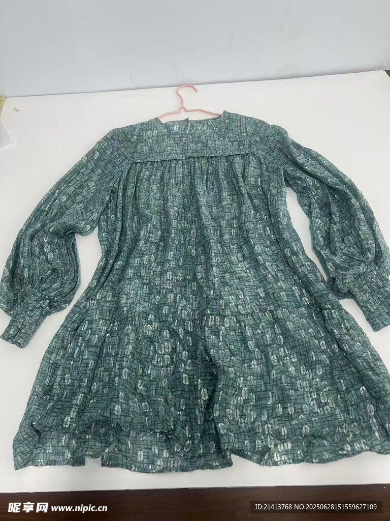 綠色碎花長袖連衣裙展示
