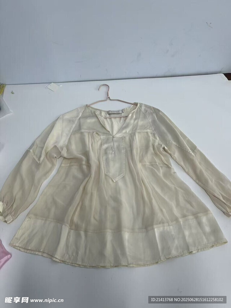 米白色褶皺長袖上衣展示