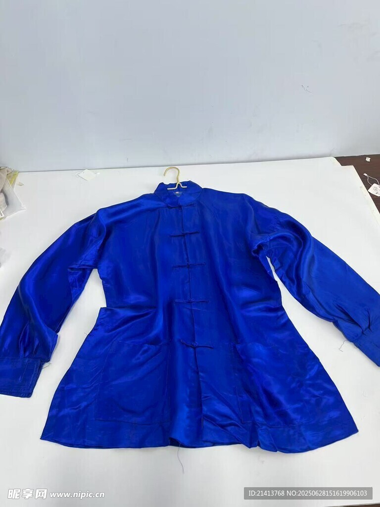 藍色長袖上衣展示