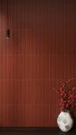 紅墻旁的花瓶插花景致