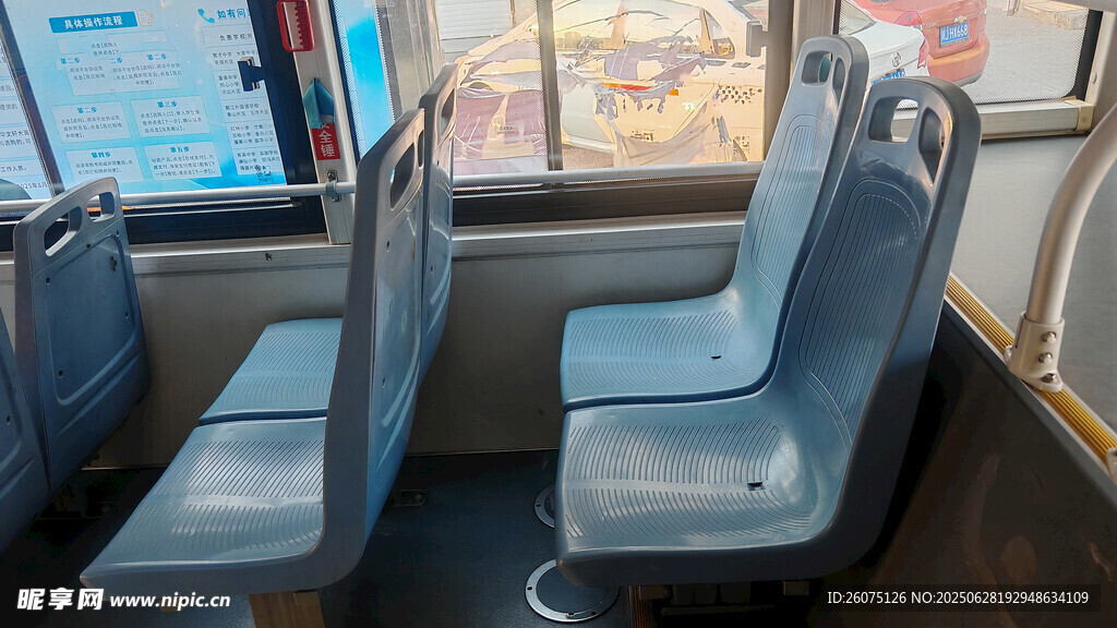 公交車內空蕩的藍色座椅