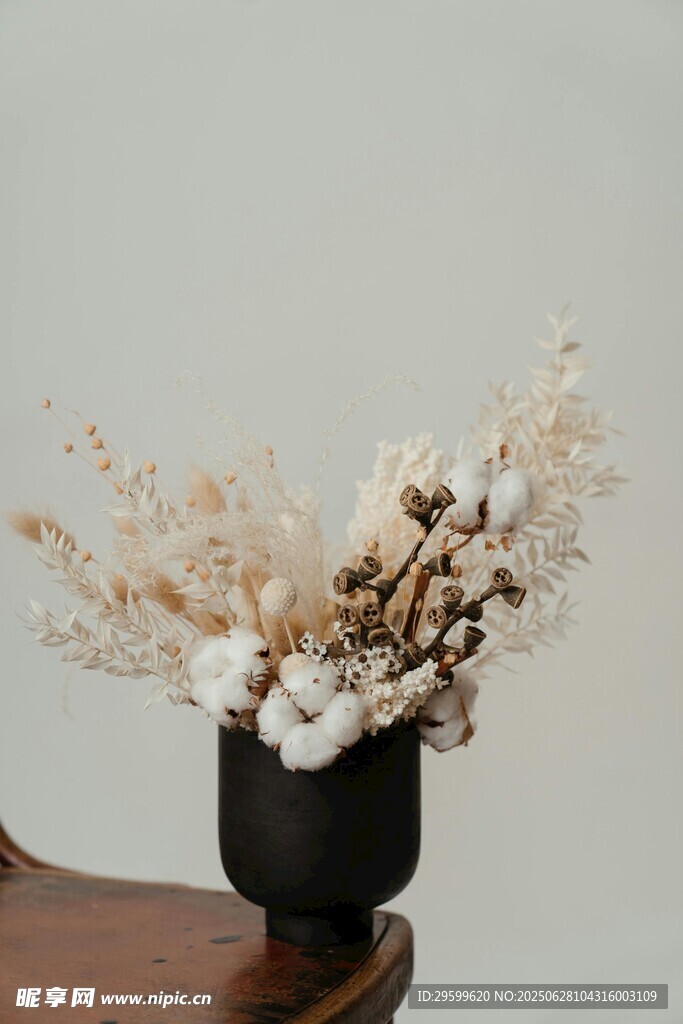 黑色花瓶中的棉花花束