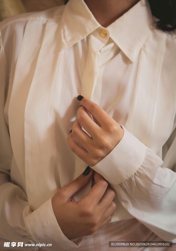 女性整理白色襯衫領口