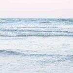 海浪輕涌的寧靜海面