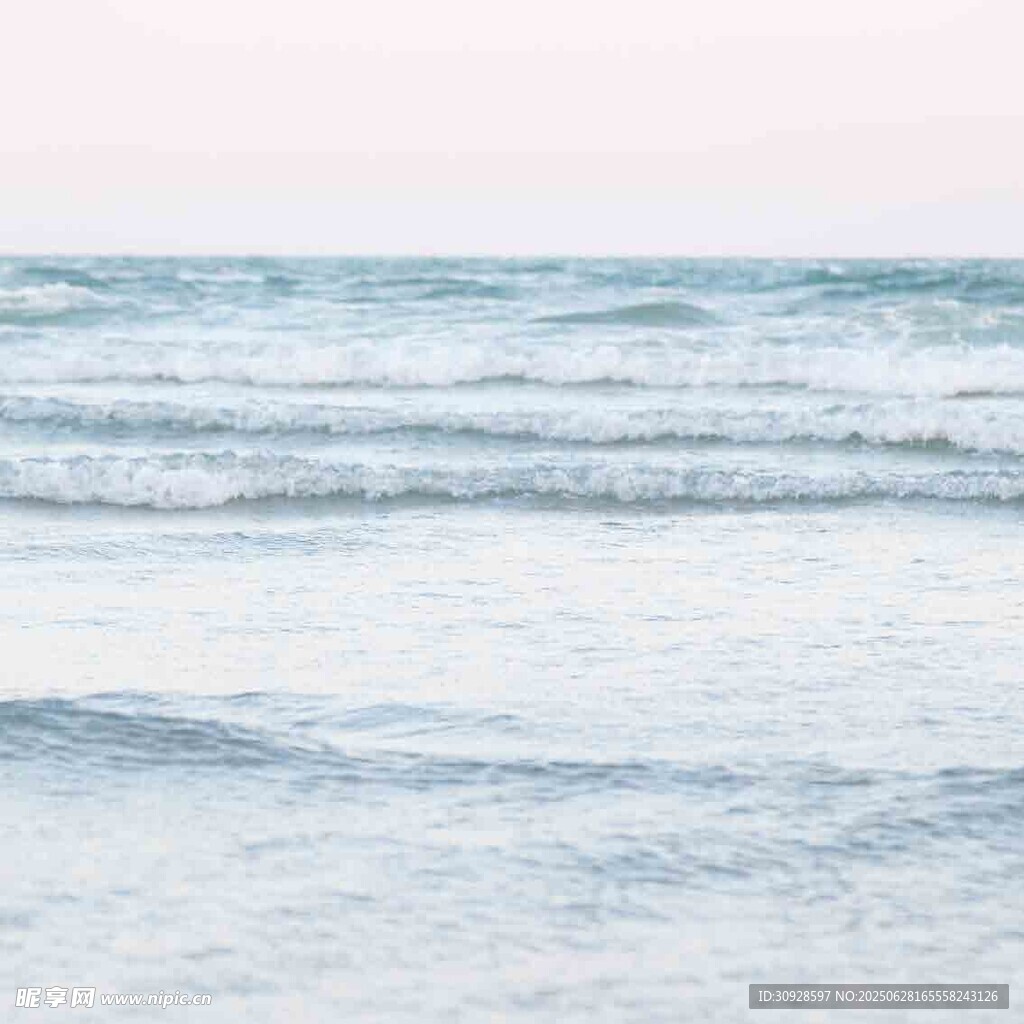 海浪輕涌的寧?kù)o海面