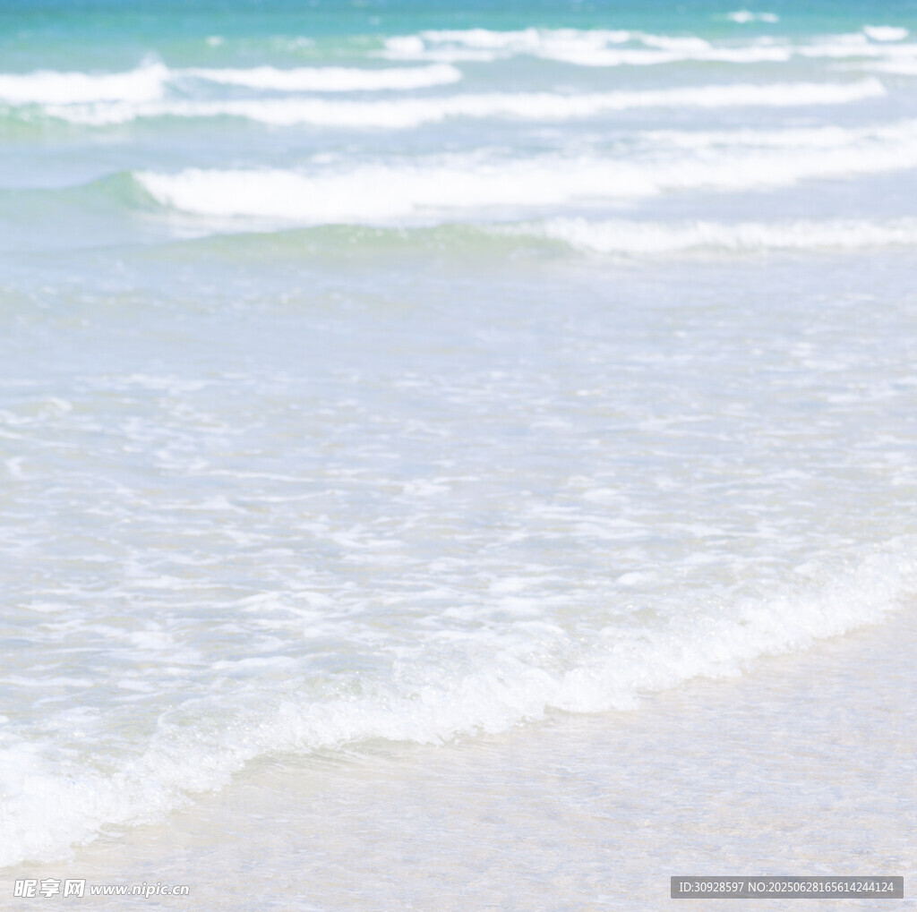 海浪輕拍沙灘的美麗景象