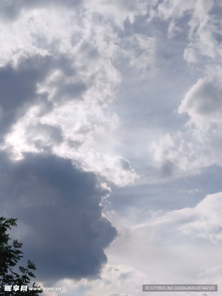 天空中飄浮的大片云朵