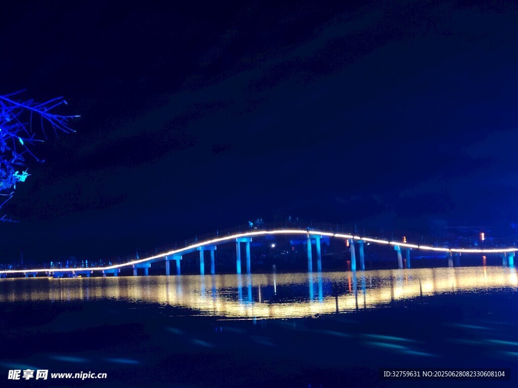 夜色中璀璨的橋梁景觀