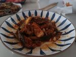 美味菜肴擺于藍(lán)白花紋盤