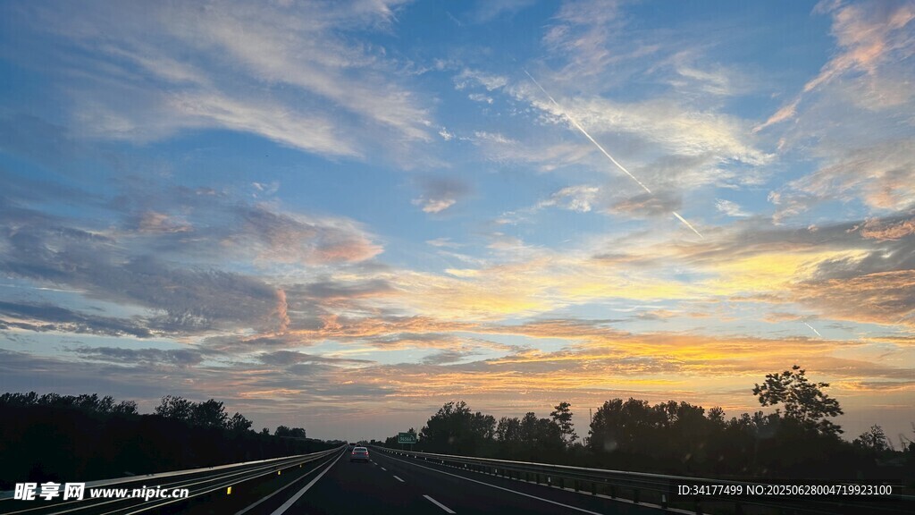 公路邊的絢麗日落美景