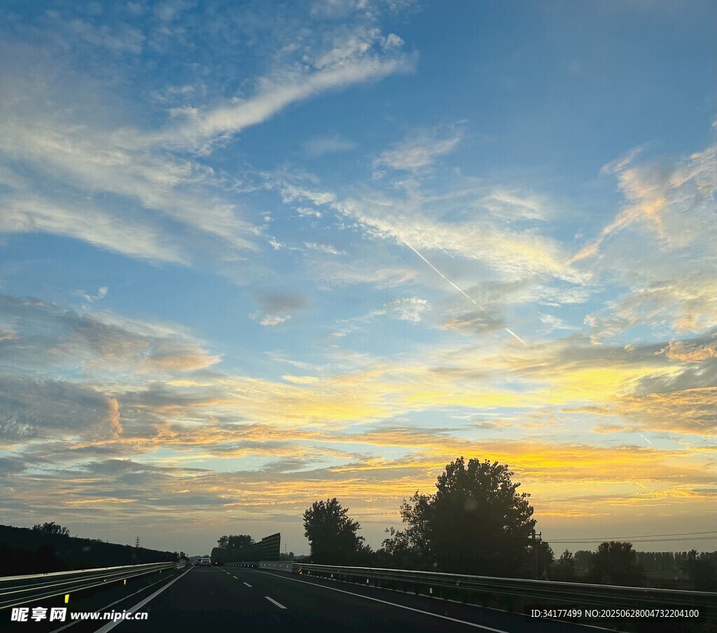 公路上的絕美日落風景