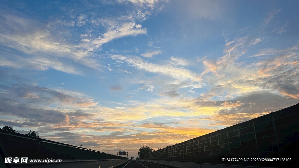 黃昏時分的美麗天空景色
