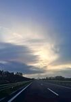 公路盡頭的絢麗天空