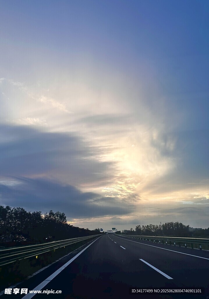 公路盡頭的絢麗天空
