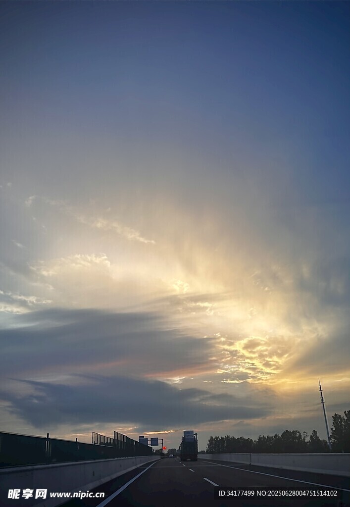 公路上的壯麗天空景觀