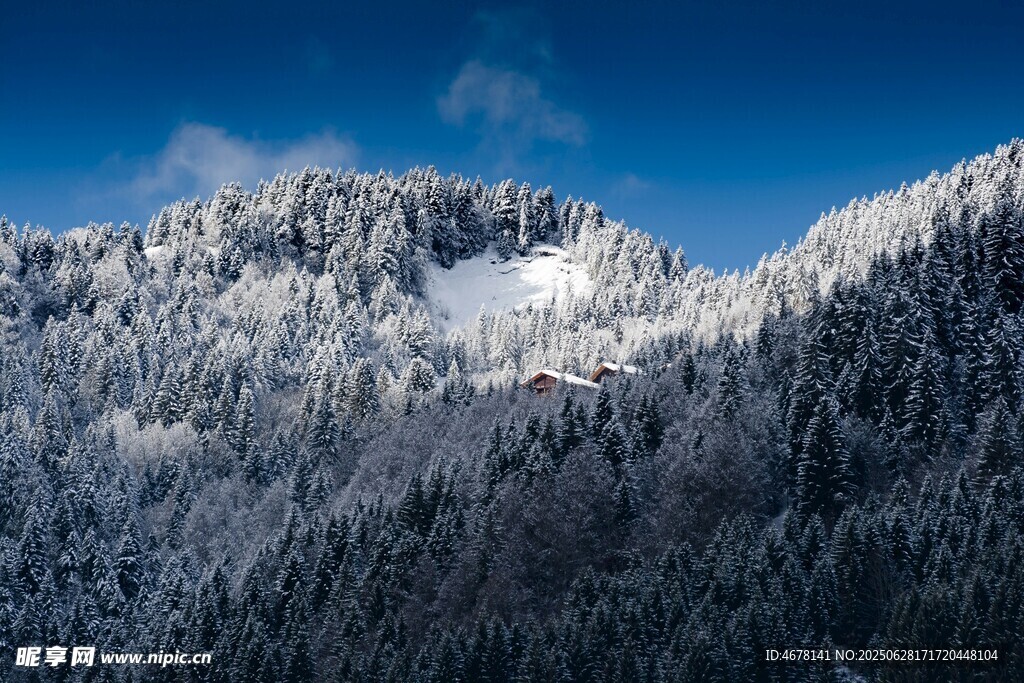 雪覆山巒美景