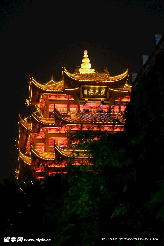 夜幕下的璀璨古樓