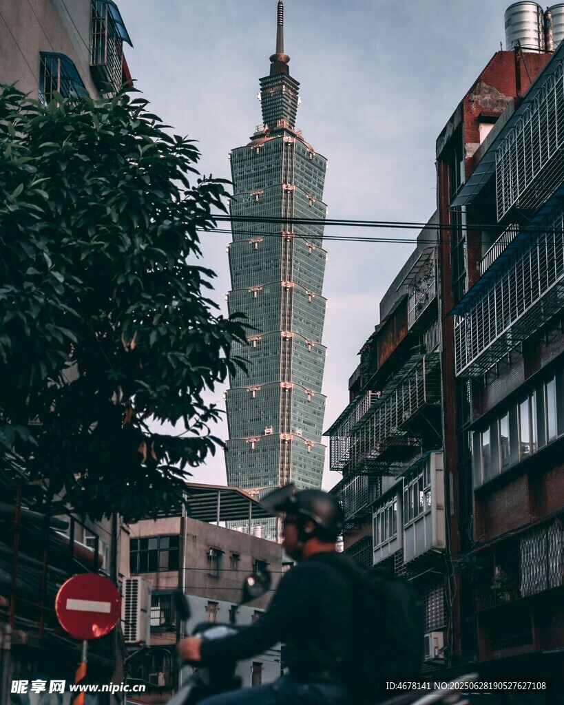 城市街景中的高聳建筑