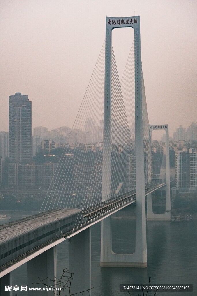 霧中大橋橫跨城市江面