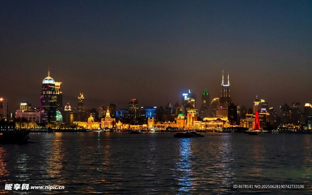 城市璀璨夜景江面波光