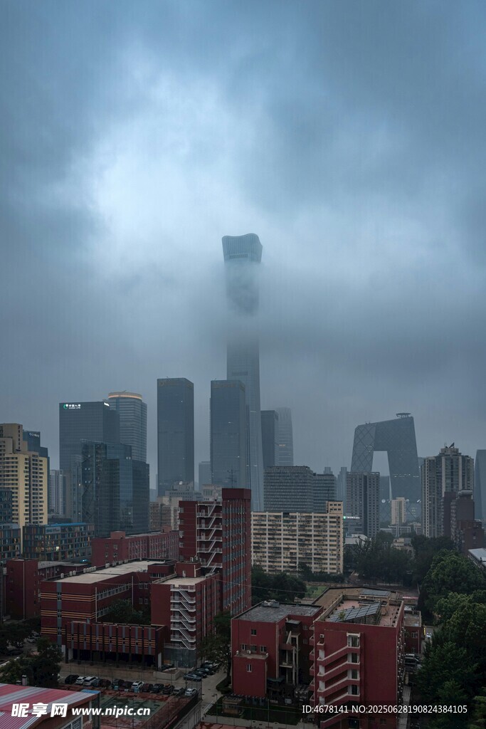 霧中城市建筑群景觀