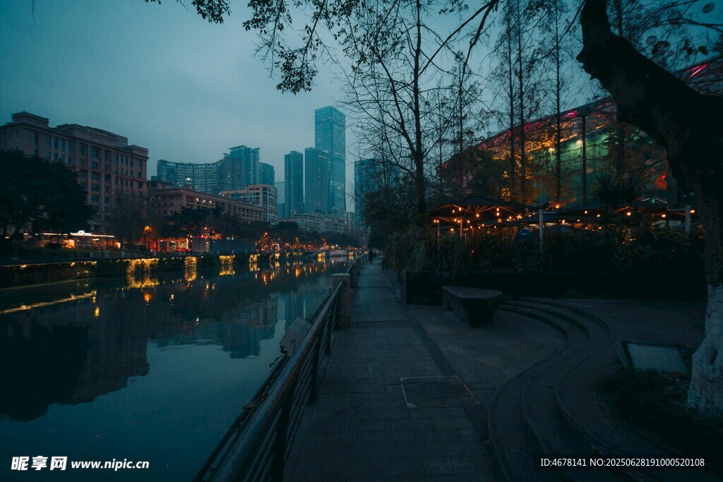 城市河畔夜景靜謐美好