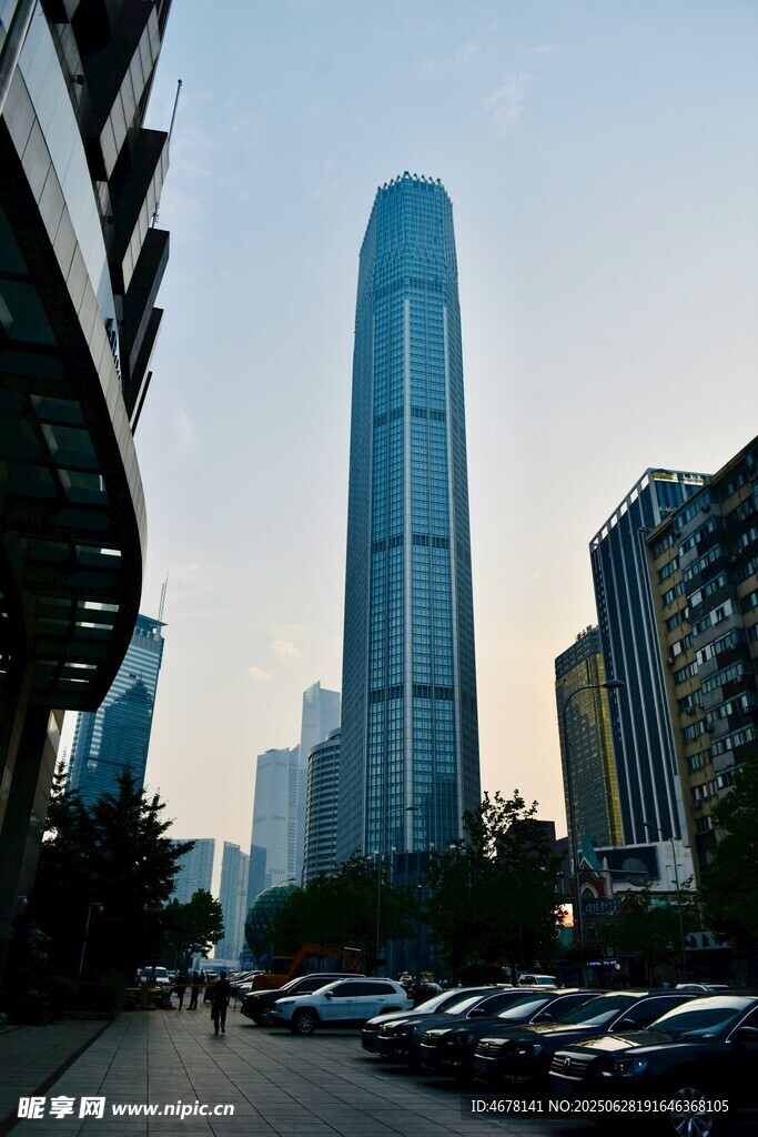 城市街道旁的摩天大樓