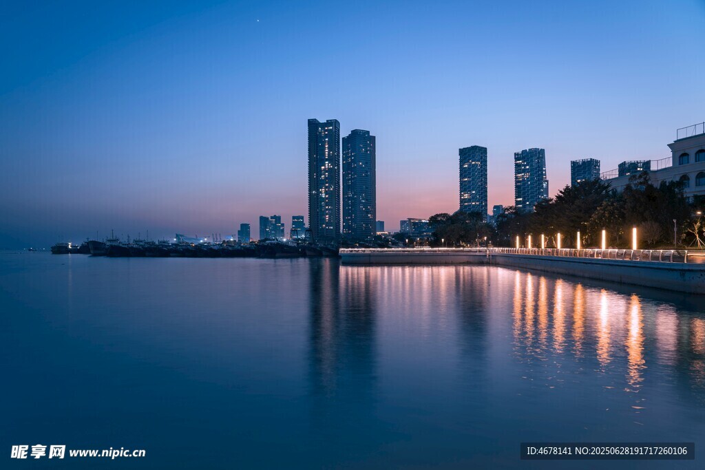 城市湖畔夜景靜謐美好