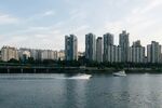 城市河畔高樓與游船景觀