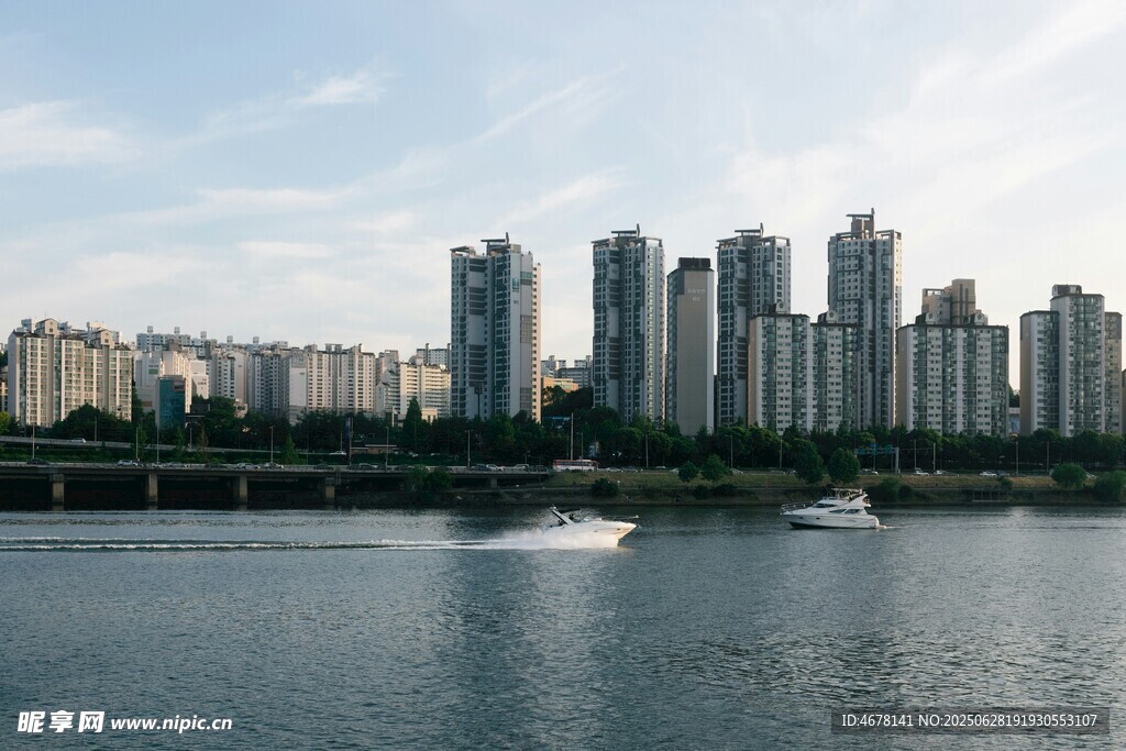 城市河畔高樓與游船景觀
