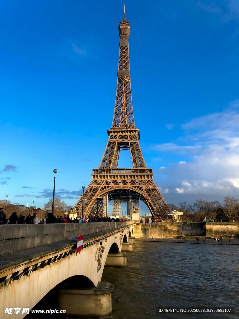 埃菲爾鐵塔下的河畔美景