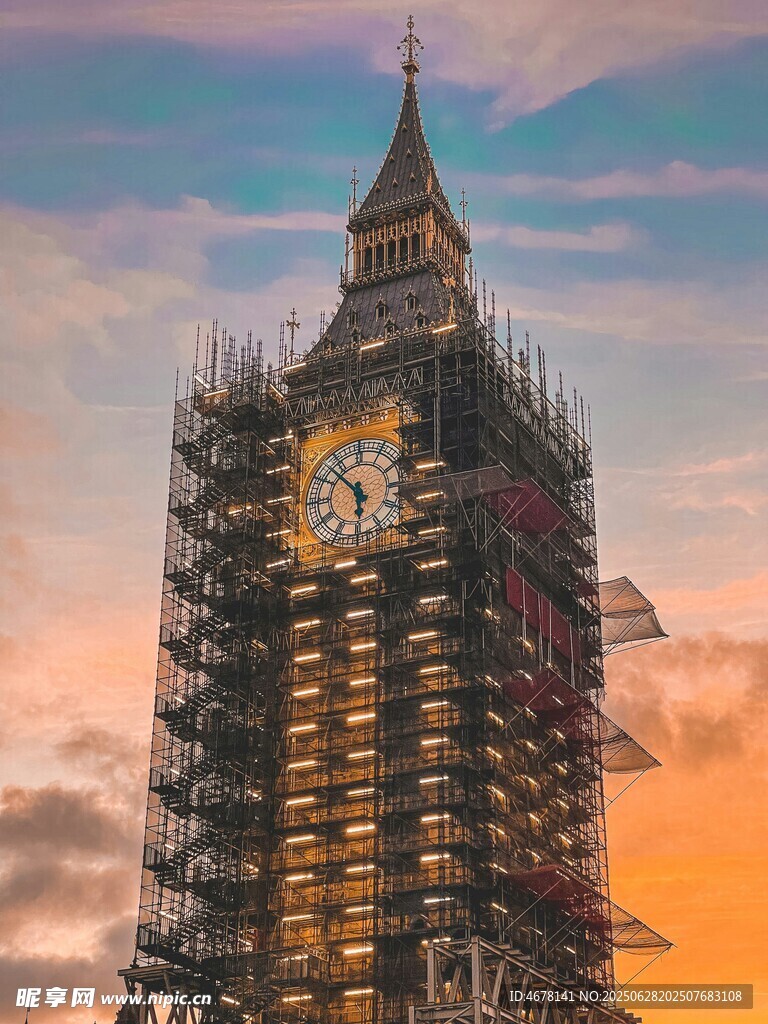 夕陽下的鐘樓修繕場景