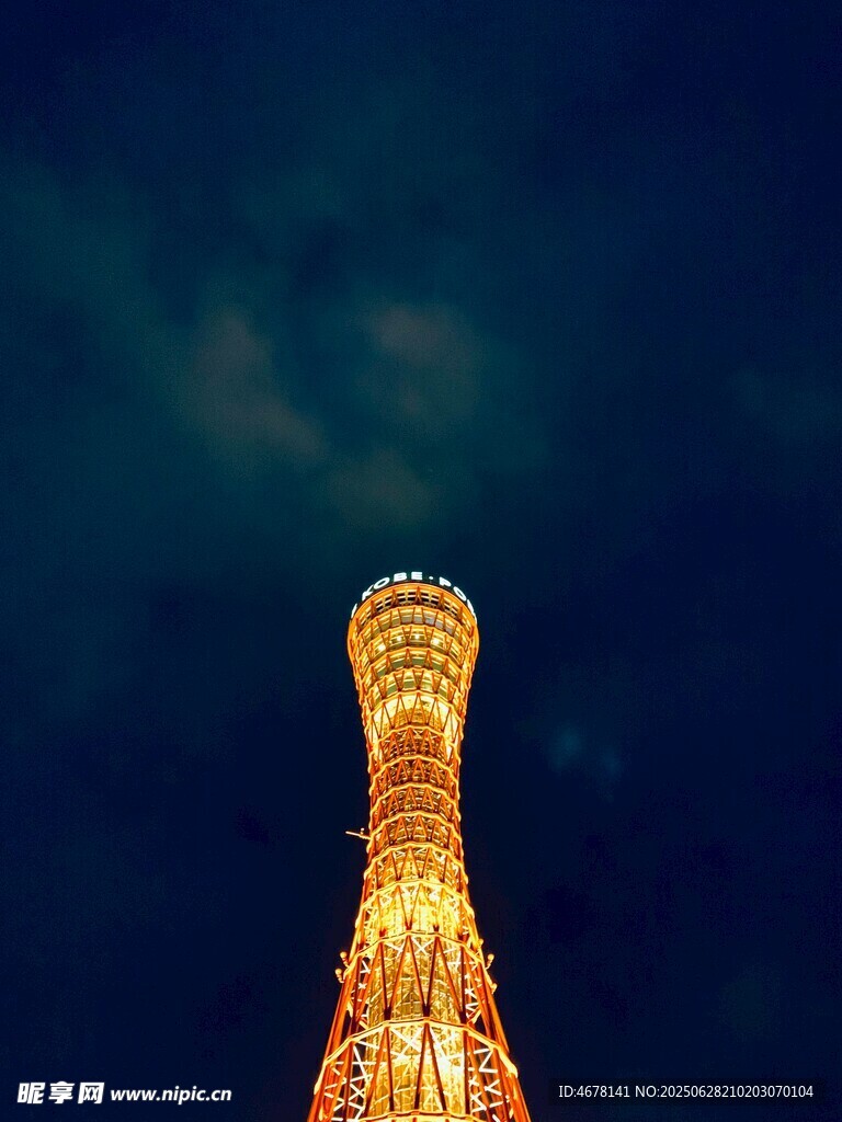 夜幕下璀璨的高塔