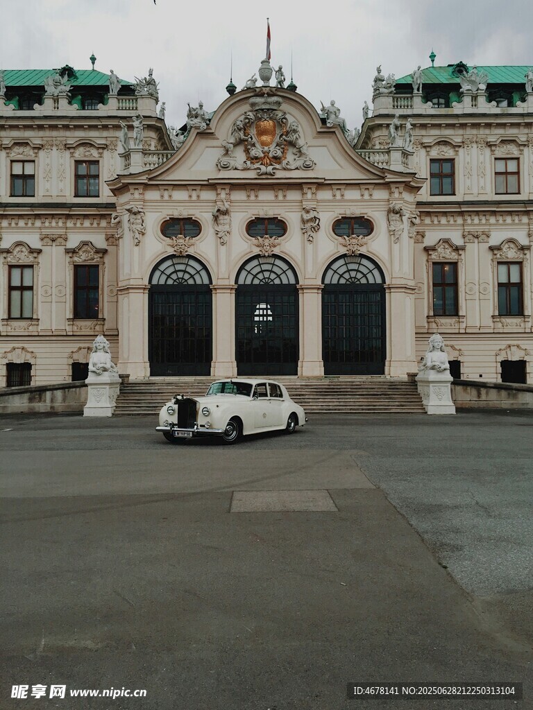 古典建筑前的白色汽車
